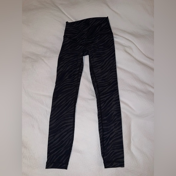 Lululemon Wunder Under Tight Black Tiger Print 25” - Picture 3 of 7